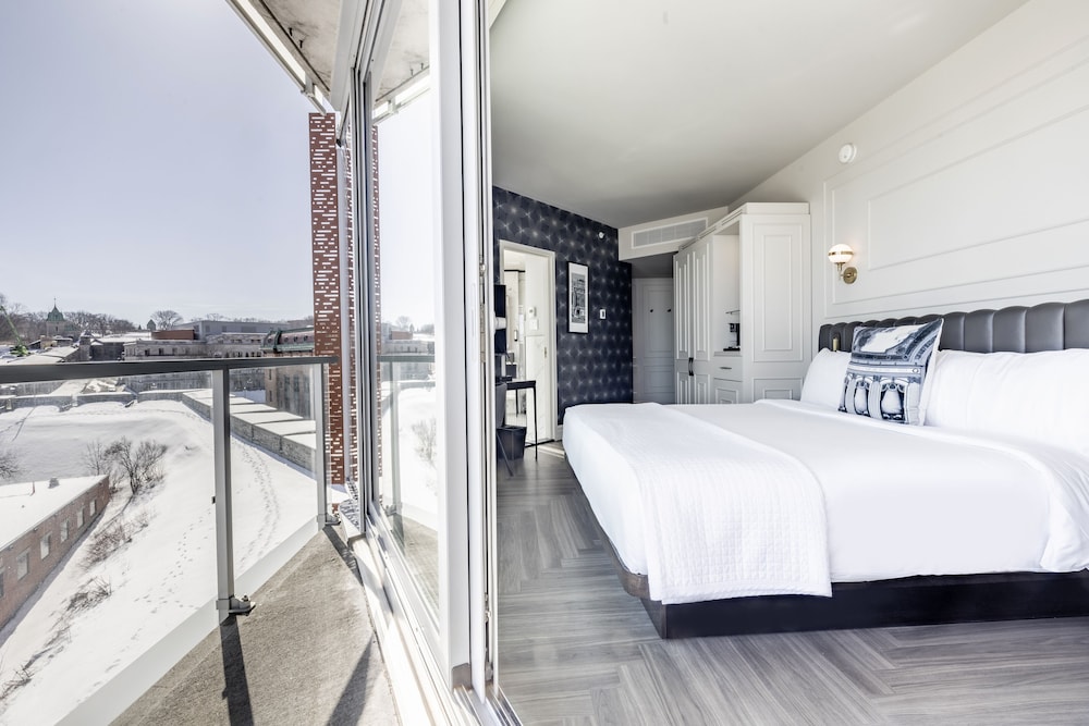 Room Citadine with King Bed, Balcony and Old Quebec View - Photo 4