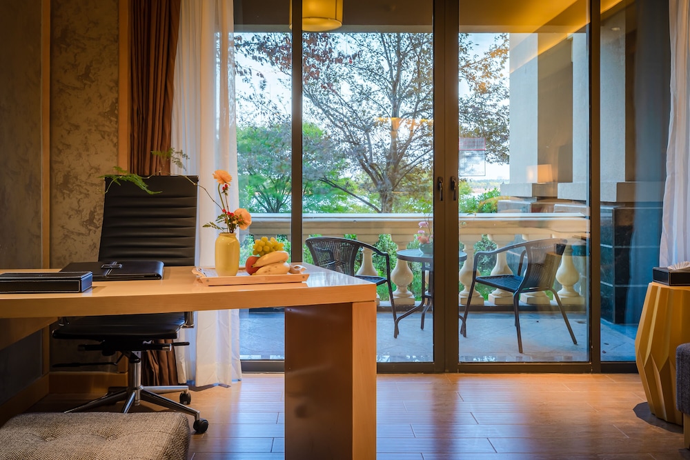 Business Room with Garden View photo 3