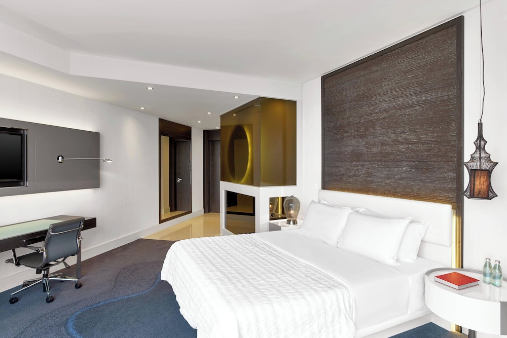 Deluxe Guest room, 1 King, Bosphorus view thumbnail 6