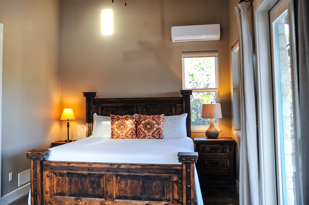 Standard Studio, 1 King Bed, Kitchenette photo 1