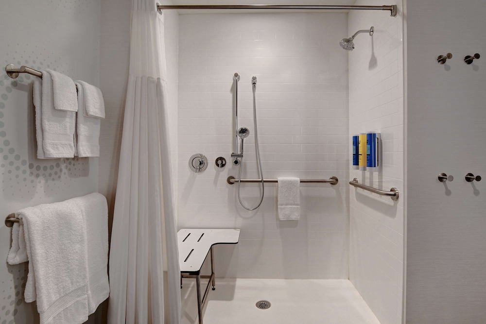 Room, 2 Queen Beds, Mob/Hear Accessible (Roll-In Shower) - Photo 8