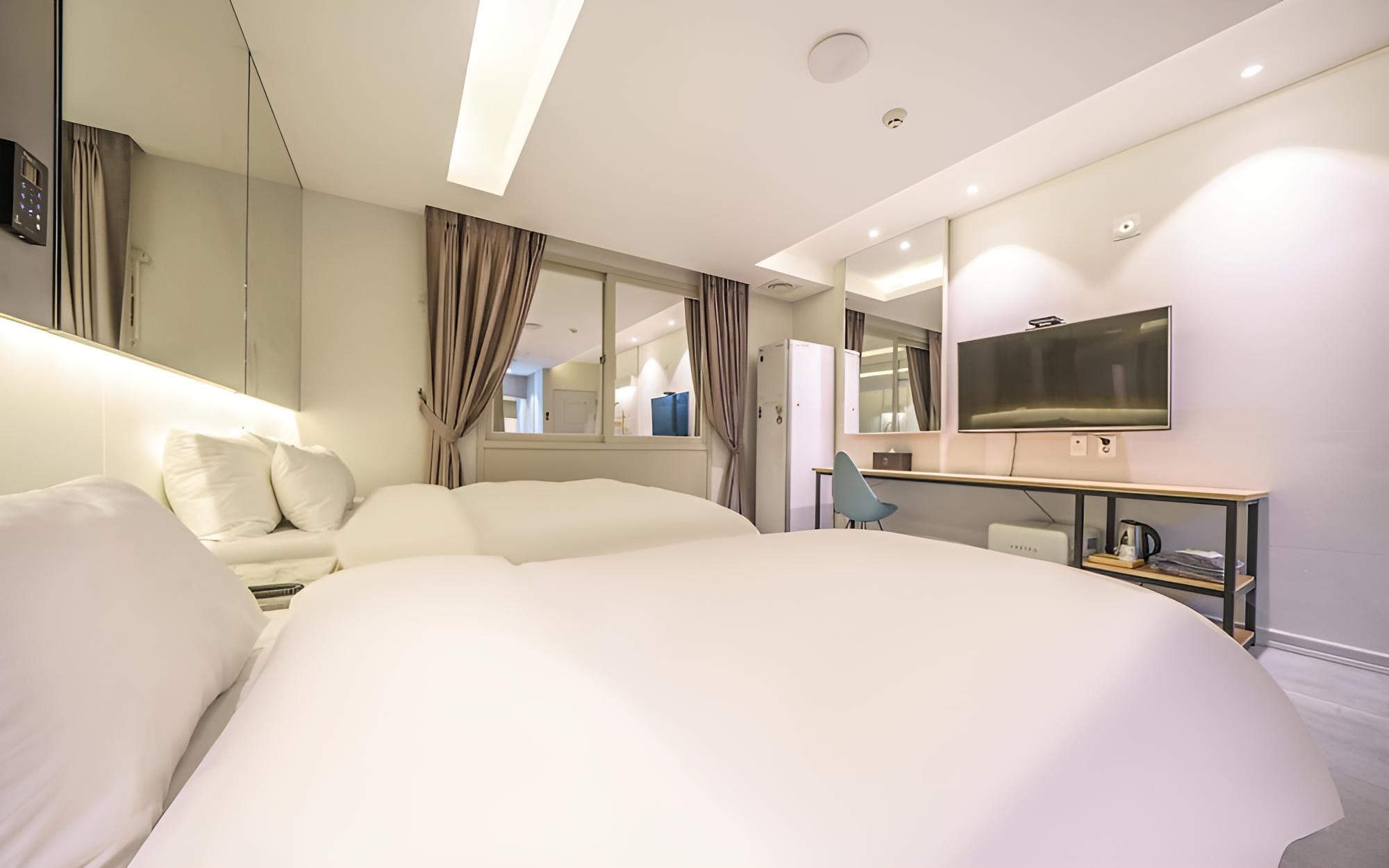 Room (Standard Twin (Queen and Single Style) - Photo 4