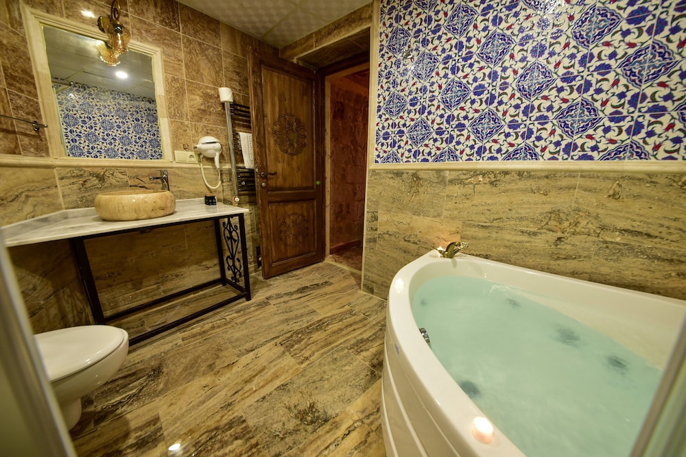 Superior Suite, Jetted Tub - Photo 26