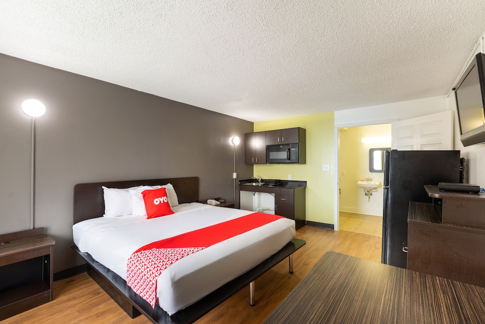 Premium Room, 1 King Bed, Accessible photo 3