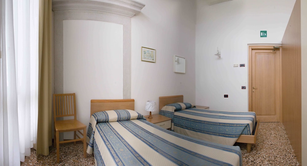Double Room, Shared Bathroom photo 2