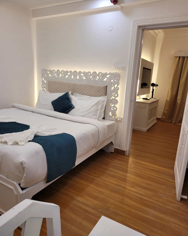 Executive Suites 1 BHK with Living Room photo 3