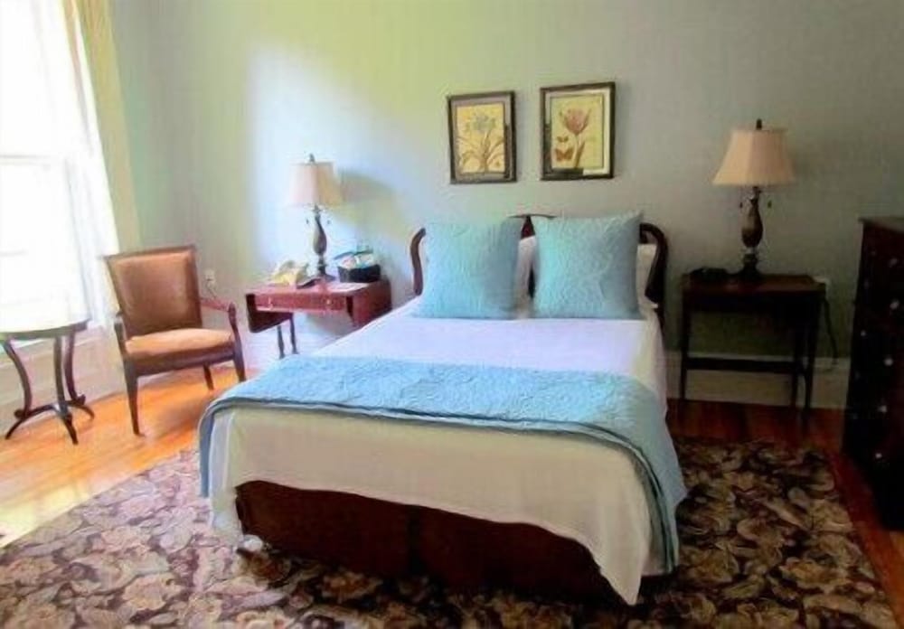 Queen Suite #5 photo 3