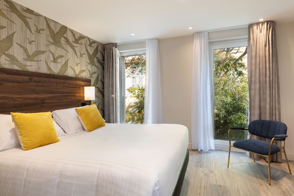 Deluxe Room, 1 King Bed, Non Smoking (Larger Room) - Photo 17