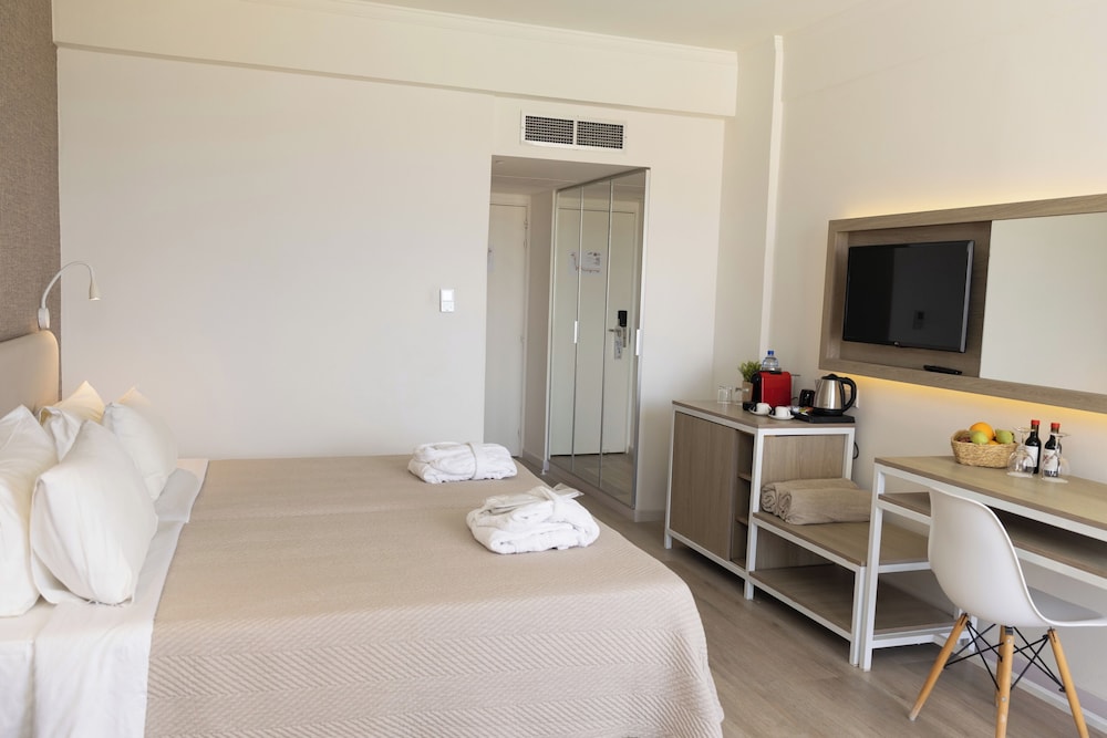 Deluxe Twin/Double Front Sea View room - Photo 3