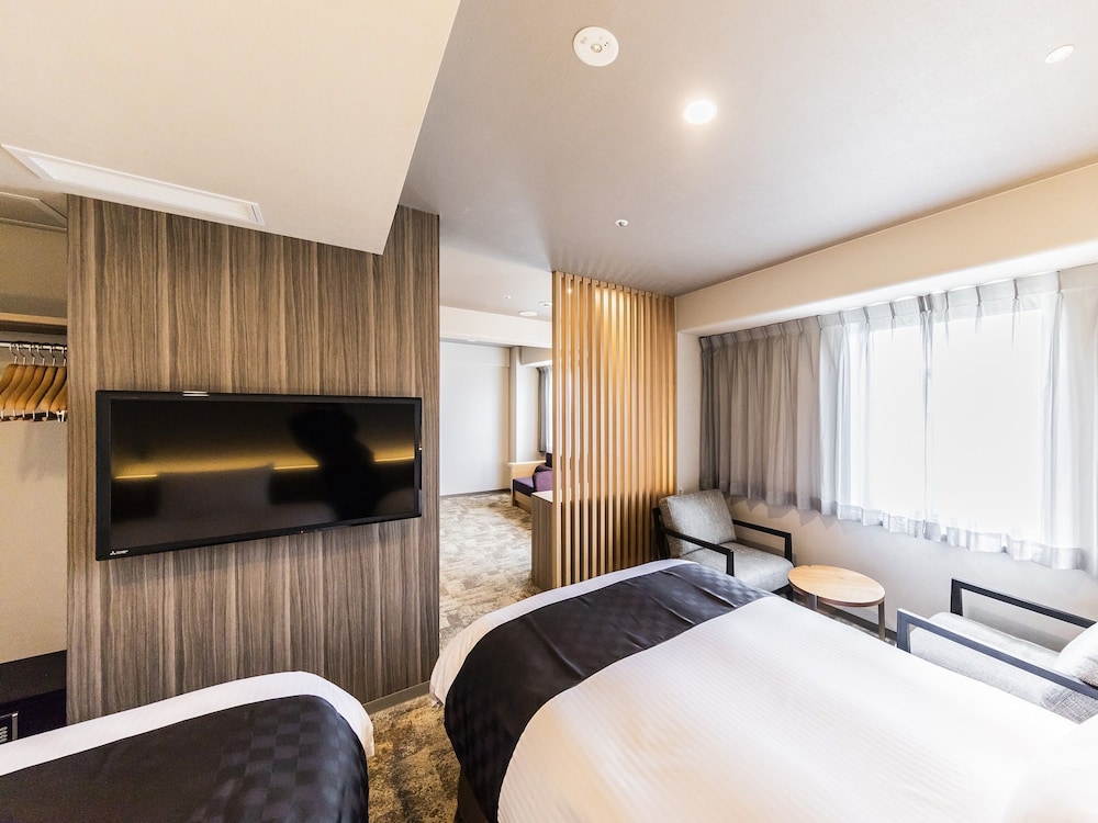 Deluxe Twin Room, Non Smoking  (Renovation: Noise 8:00-18:00, Jan 5-Sep 30, 2026) photo 2