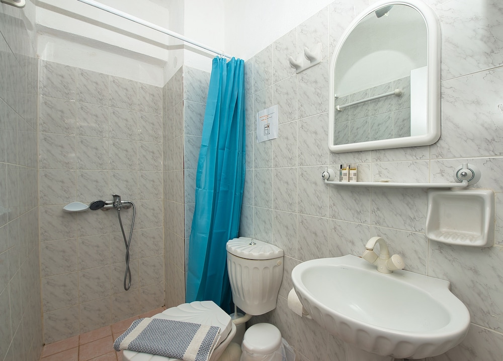 Standard Triple Room - Photo 8