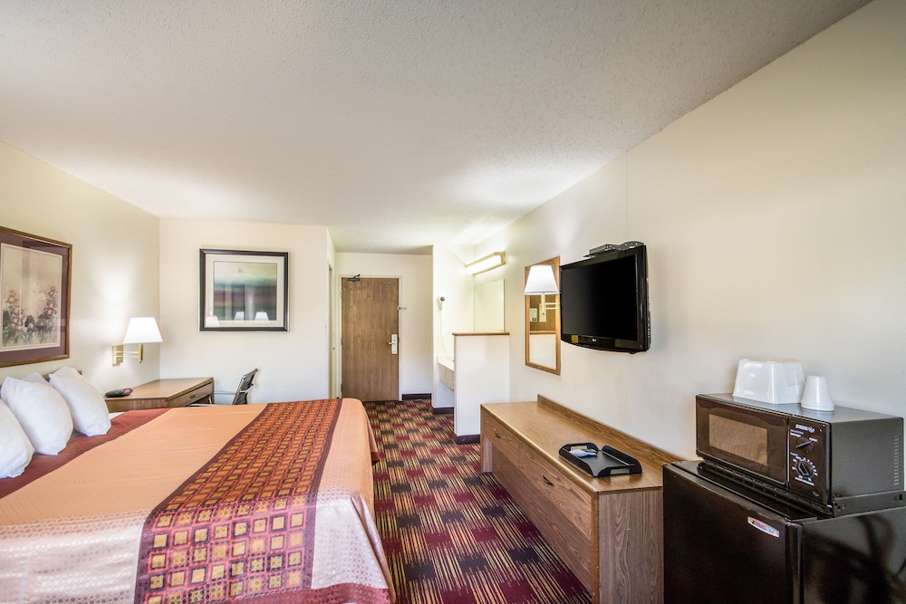 Room, 1 King Bed, Non Smoking - Photo 10