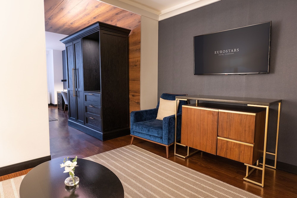 Executive Suite, 2 Double Beds - Photo 7
