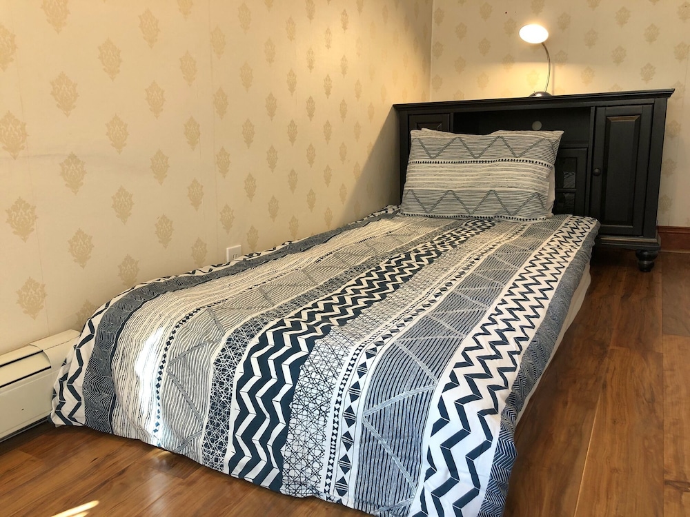 Standard Single Room, 1 Twin Bed, 1 Double Bed, Shared Bathroom photo 2