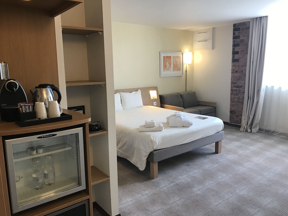 Executive Room, 1 Queen Bed with Sofa bed - Photo 2