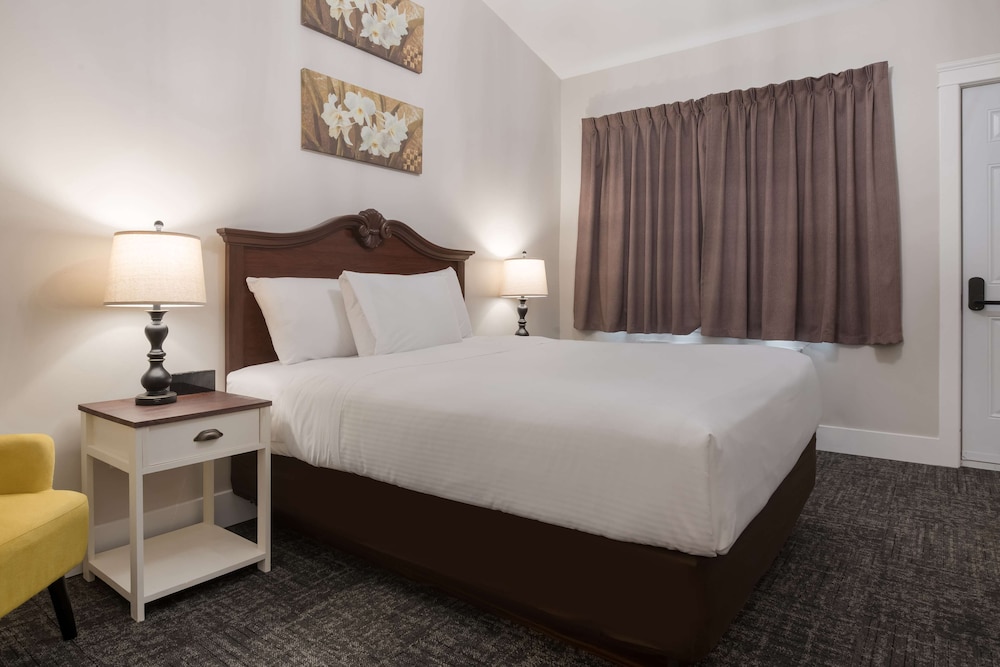 Deluxe Room, 1 Queen Bed, Non Smoking (Chandelier) - Photo 2