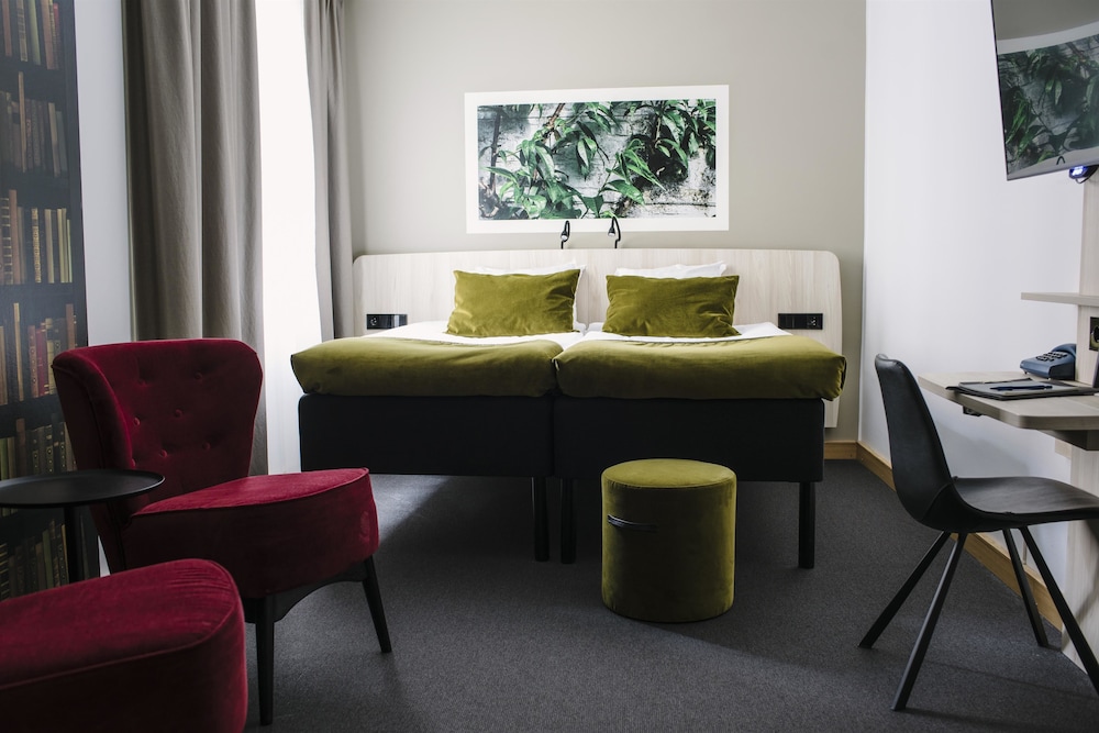 Superior Room, 2 Twin Beds, Non Smoking thumbnail 6