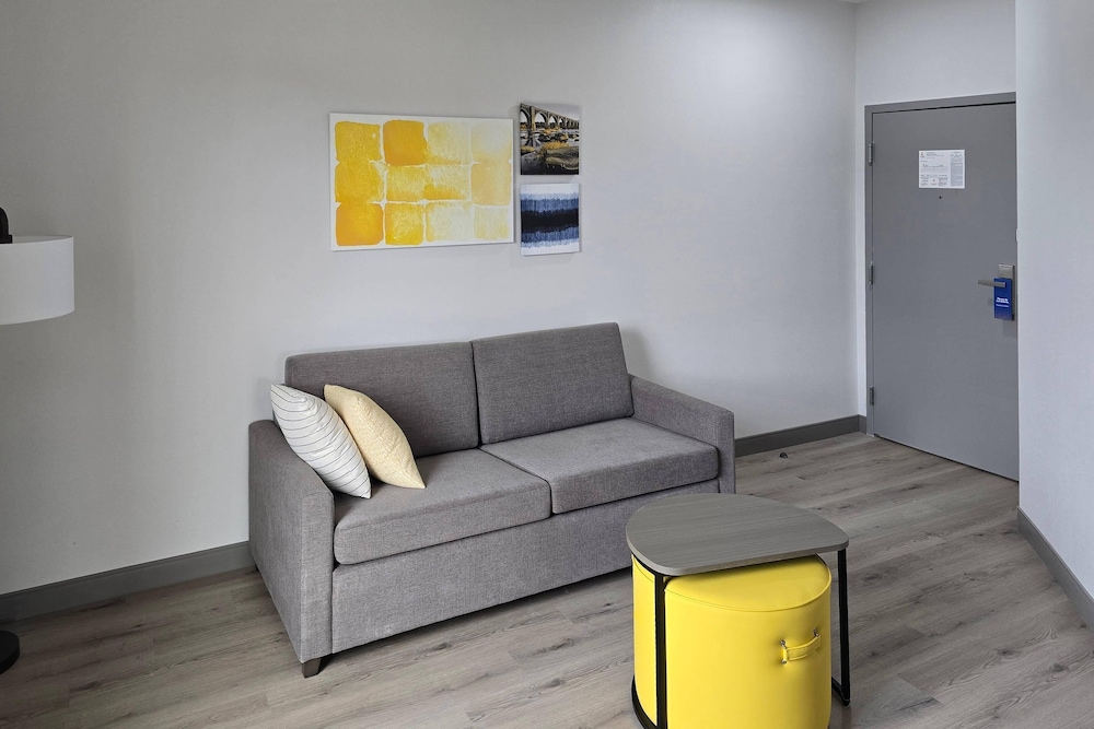 Suite, 1 King Bed, Non Smoking photo 1