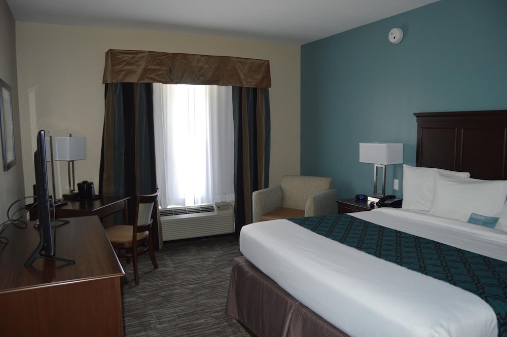 Basic Room, 1 King Bed, Refrigerator & Microwave photo 1