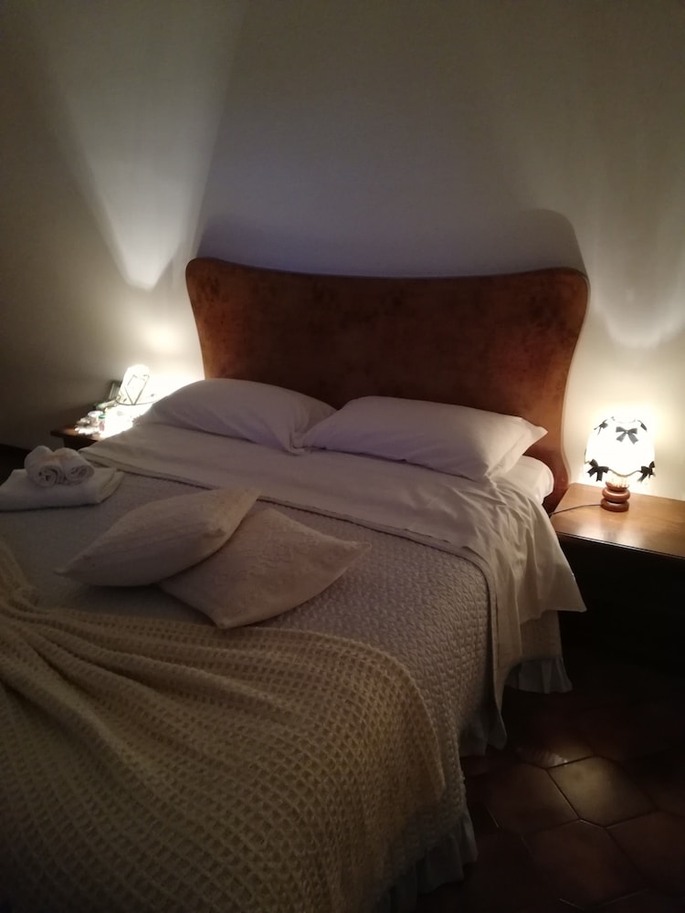 Basic Double Room, Shared Bathroom photo 1