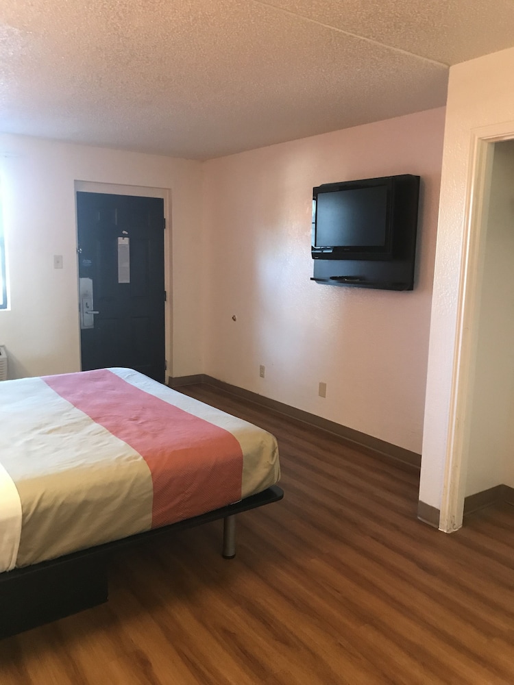 Standard Room, 2 Double Beds, Smoking photo 3
