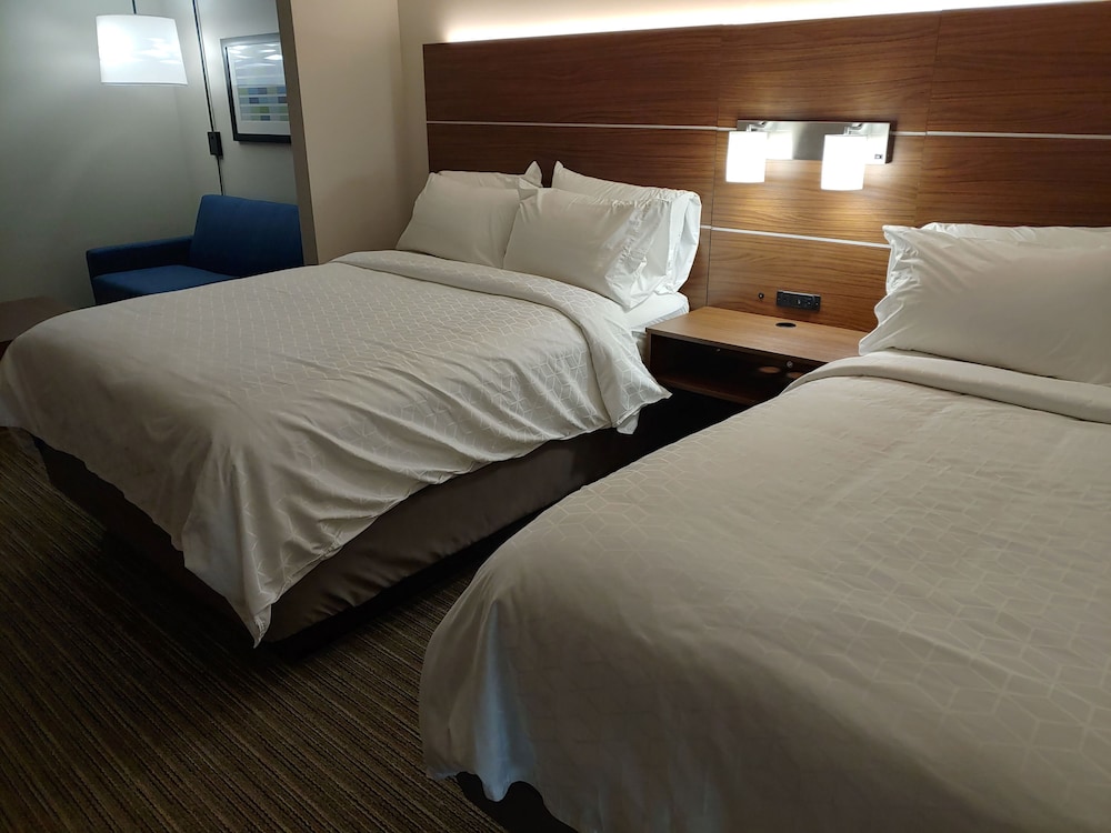 Suite, 2 Queen Beds - Photo 2
