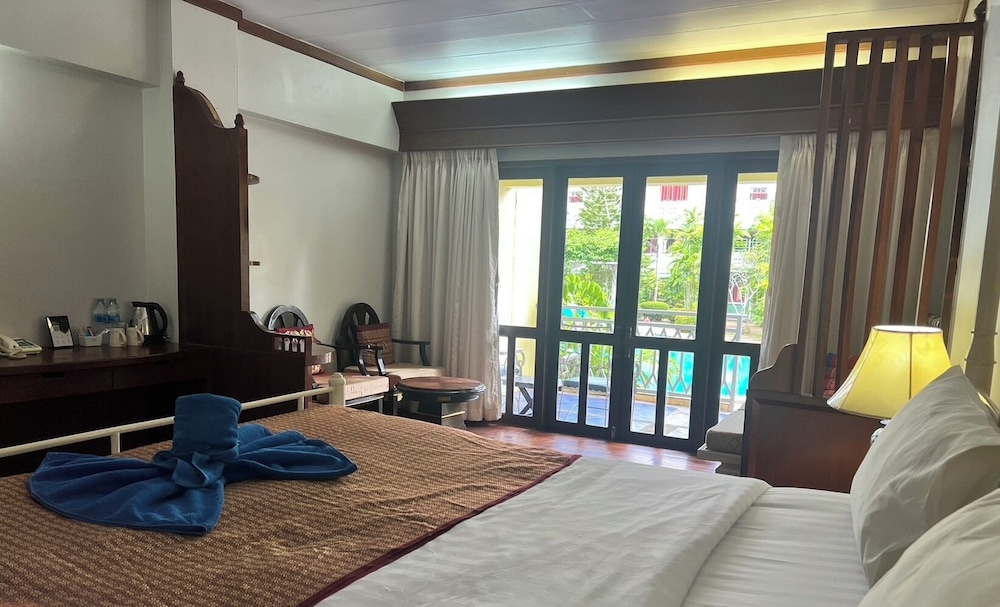 Superior Double Room, 1 King Bed, Non Smoking, Pool View photo 3