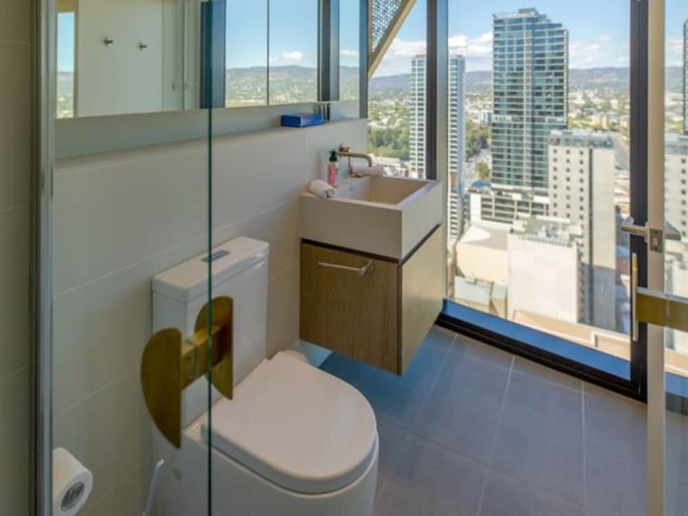 Three Bedroom Two Bathroom Apartment - Photo 4
