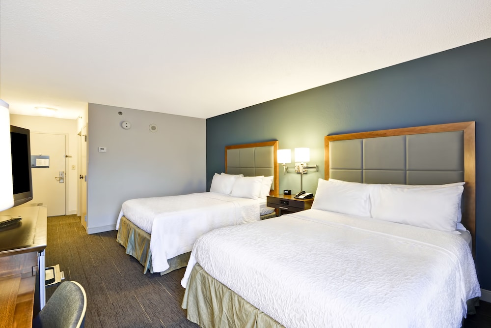 Room, 2 Queen Beds, Accessible, Bathtub (Hearing) - Photo 2