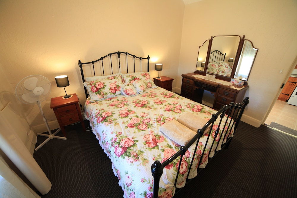 Traditional Cottage, 3 Bedrooms, Garden View, Courtyard Area photo 2