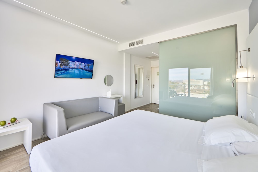 Deluxe Room, Balcony, Pool View photo 3