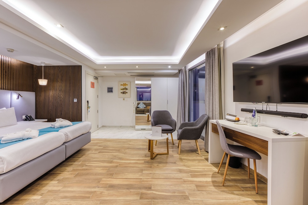 Luxury Suite - Photo 4