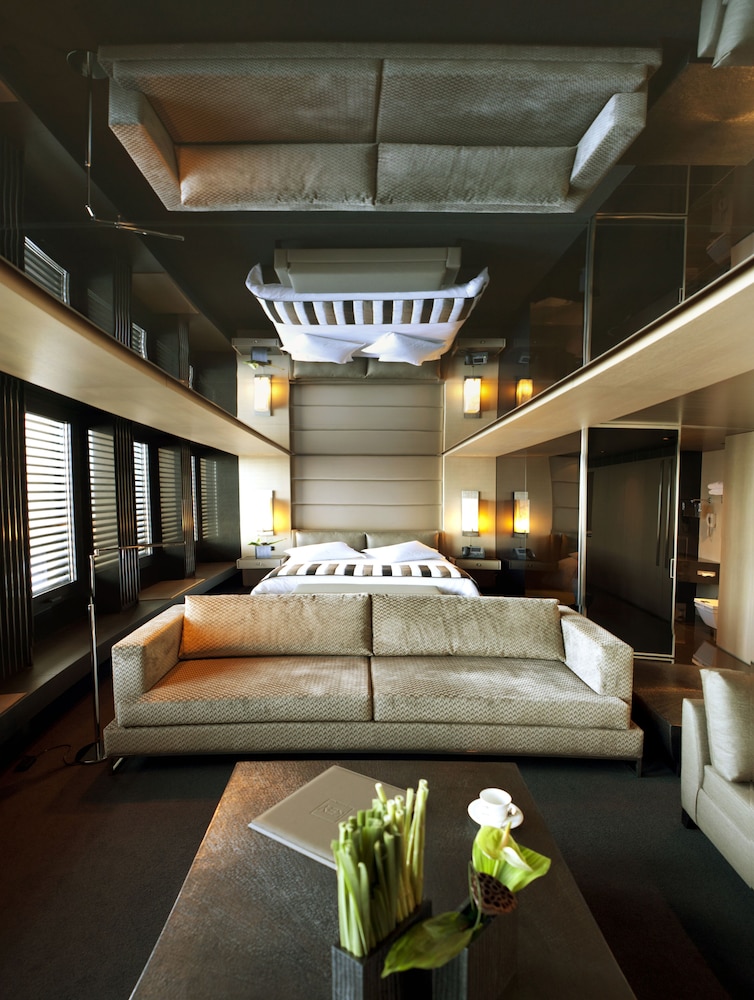 Superior Room, 1 King Bed thumbnail 6