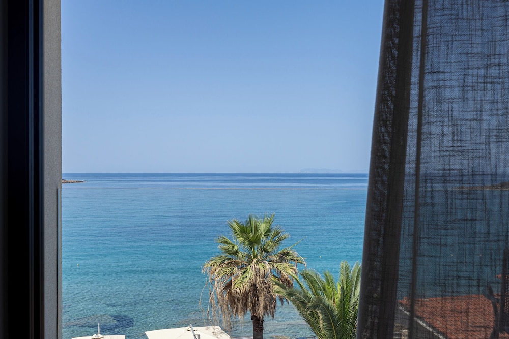 Premium Double Room, 1 King Bed, Sea View, Beachfront photo 2