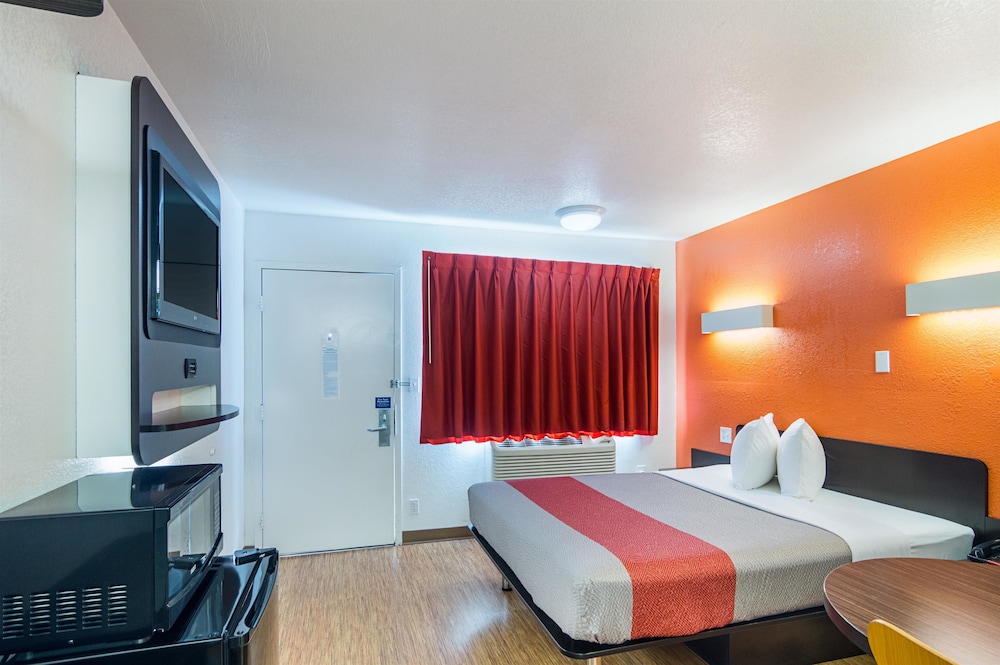 Standard Room, 1 Queen Bed, Smoking photo 1