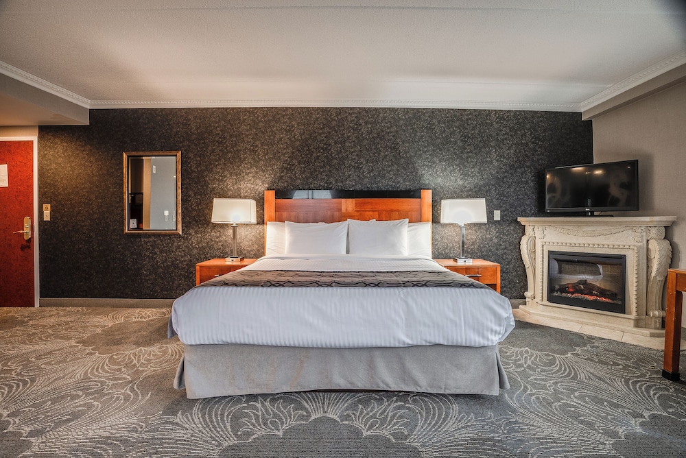 King Suite with Jetted Tub photo 2