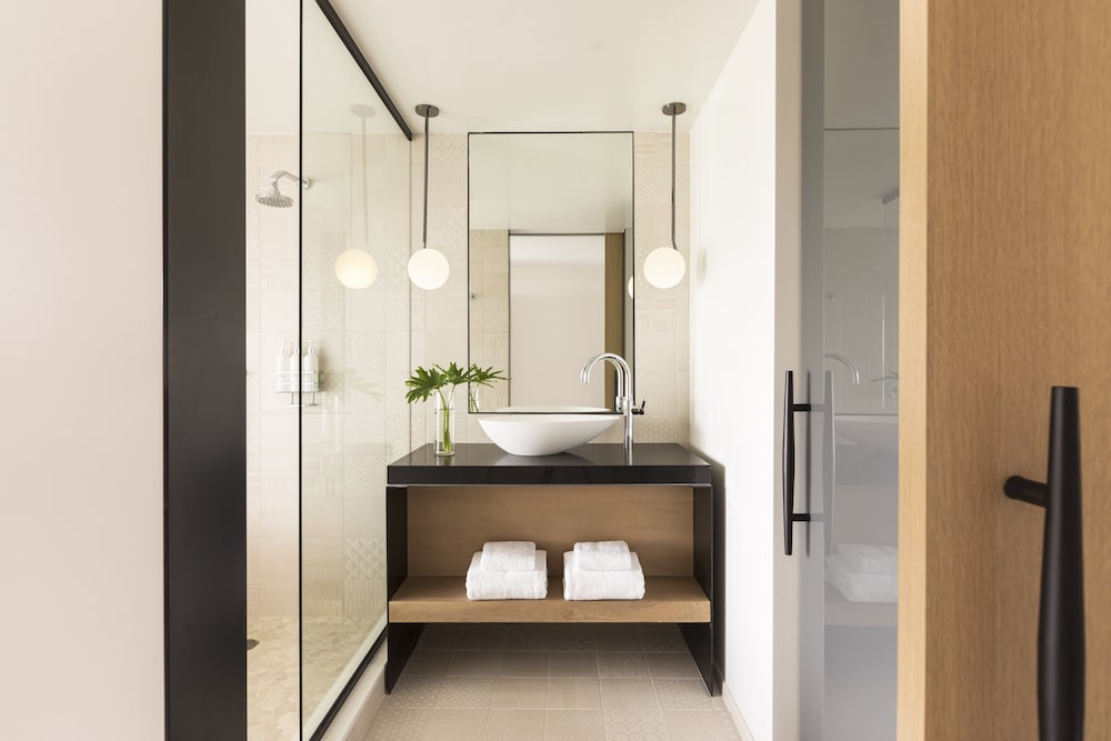 Studio Suite, 1 King Bed, Accessible Bathtub thumbnail 6