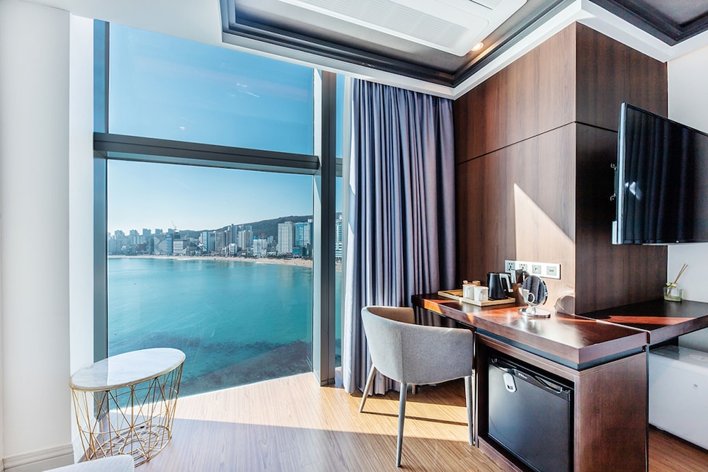 Golden Suite Room --Breakfast Included,Unlimted Starbucks Coffee Bean,OTT Available,15PM CI/13PM CO - Photo 7