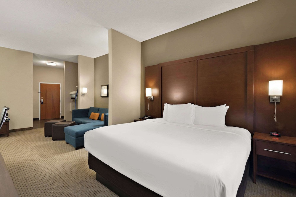 Suite, 1 King Bed with Sofa bed, Accessible, Non Smoking - Photo 3