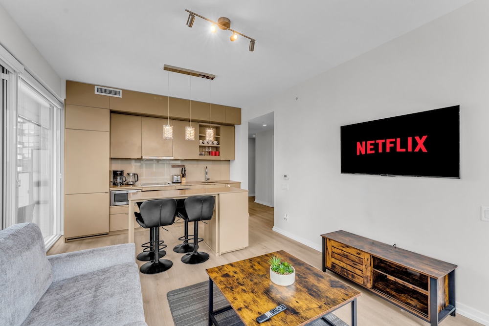 Deluxe Condo, 2 Bedrooms, Kitchen, City View