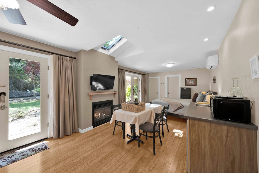 Luxury Room, 1 King Bed with Sofa bed, Jetted Tub (Hummingbird) photo 2