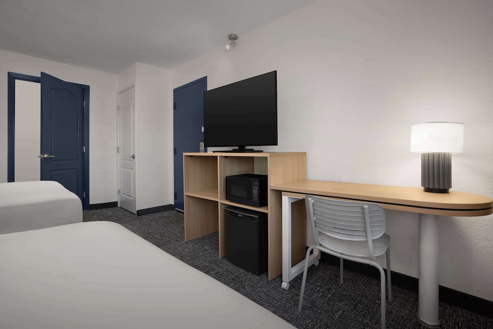 Room, 2 Queen Beds, Accessible (Mobility & Roll-In Shower) photo 1