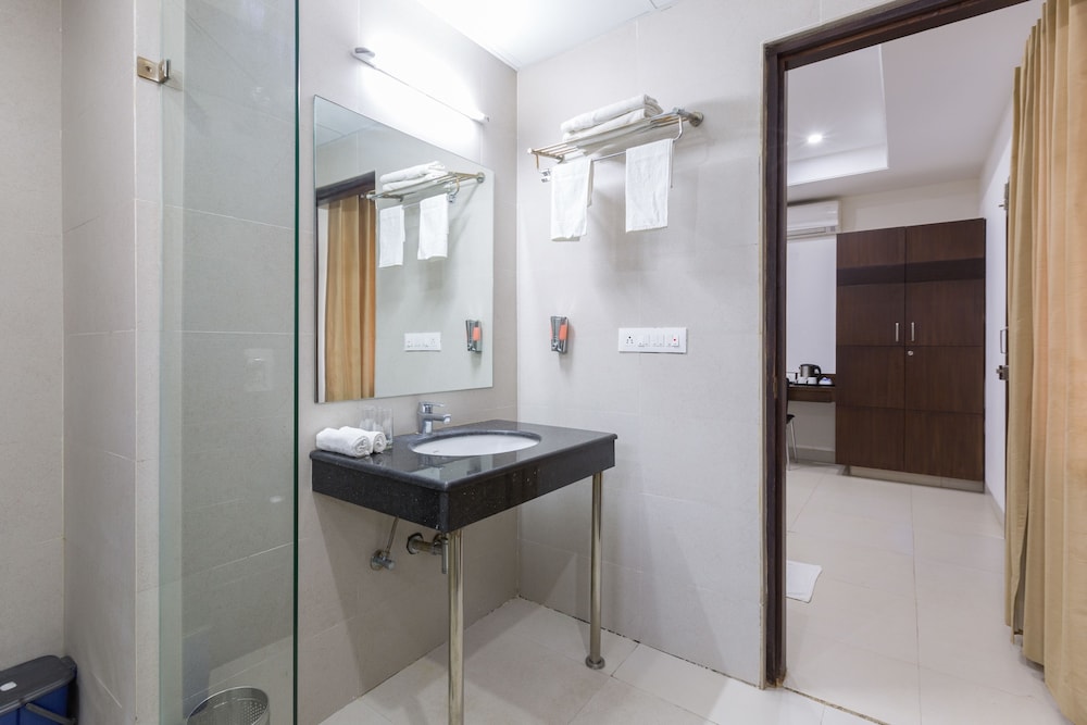 Premium Double Room, 1 King Bed photo 3