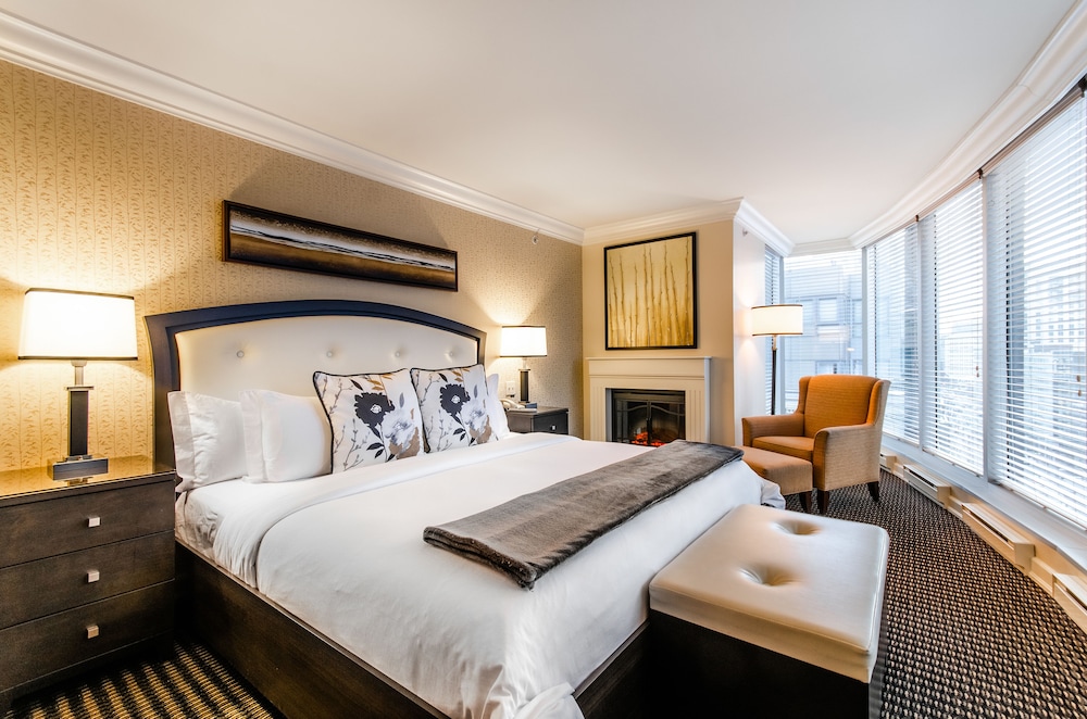 Panoramic Room with fireplace