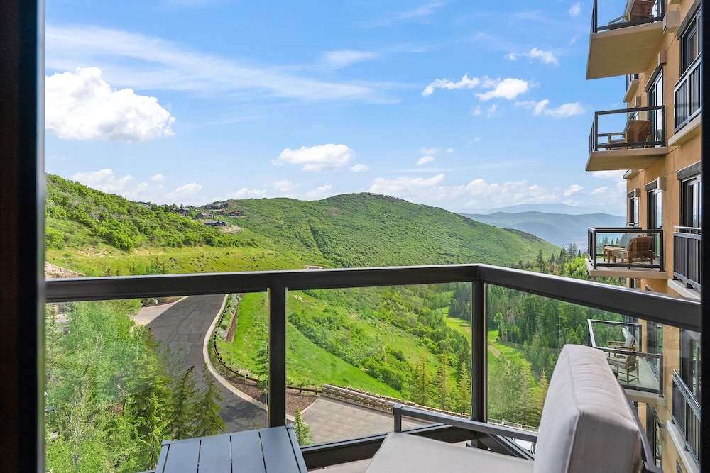 Suite, 1 Bedroom, Valley View - Photo 3