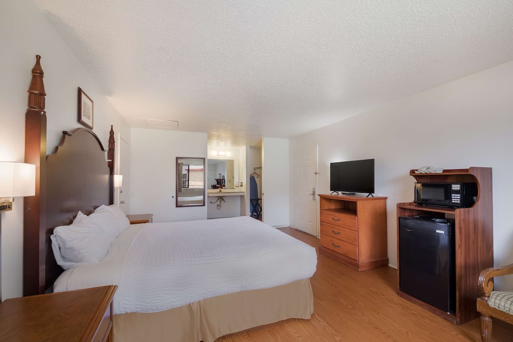 Room, 1 King Bed, Non Smoking - Photo 4