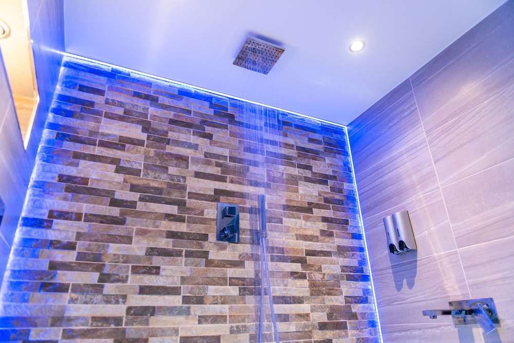 Executive Apartment, Accessible, Private Bathroom (Jacuzzi - Apartment 1) - Photo 52
