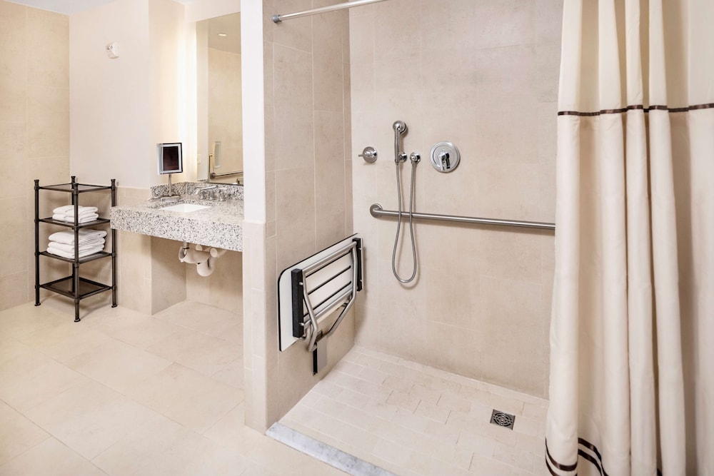 Penthouse, 1 King Bed with Sofa bed, Accessible (Hearing/Roll-in Shower) thumbnail 6