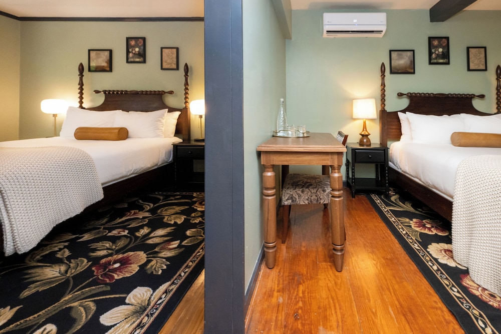 Suite, 2 Queen Beds (Constance Inn)