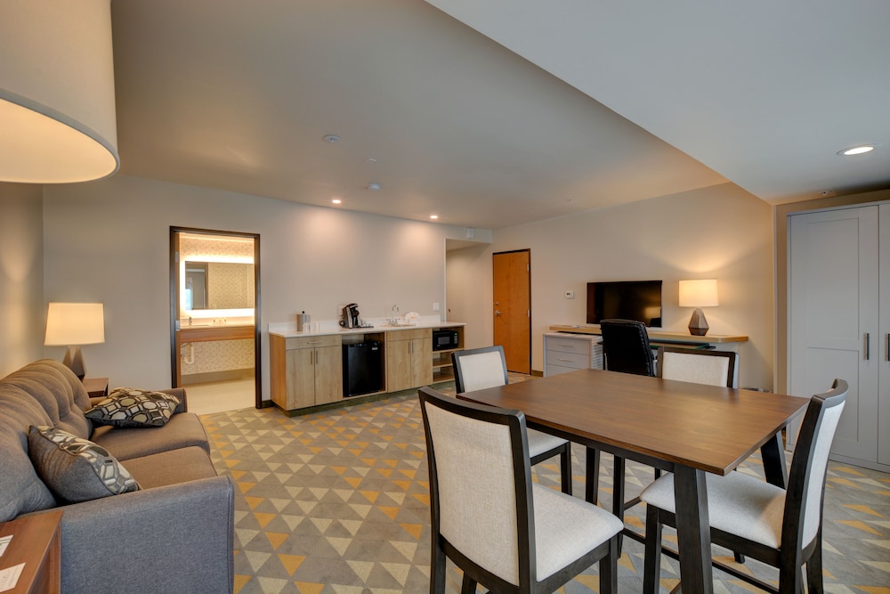 Suite, 1 Bedroom - Photo 2